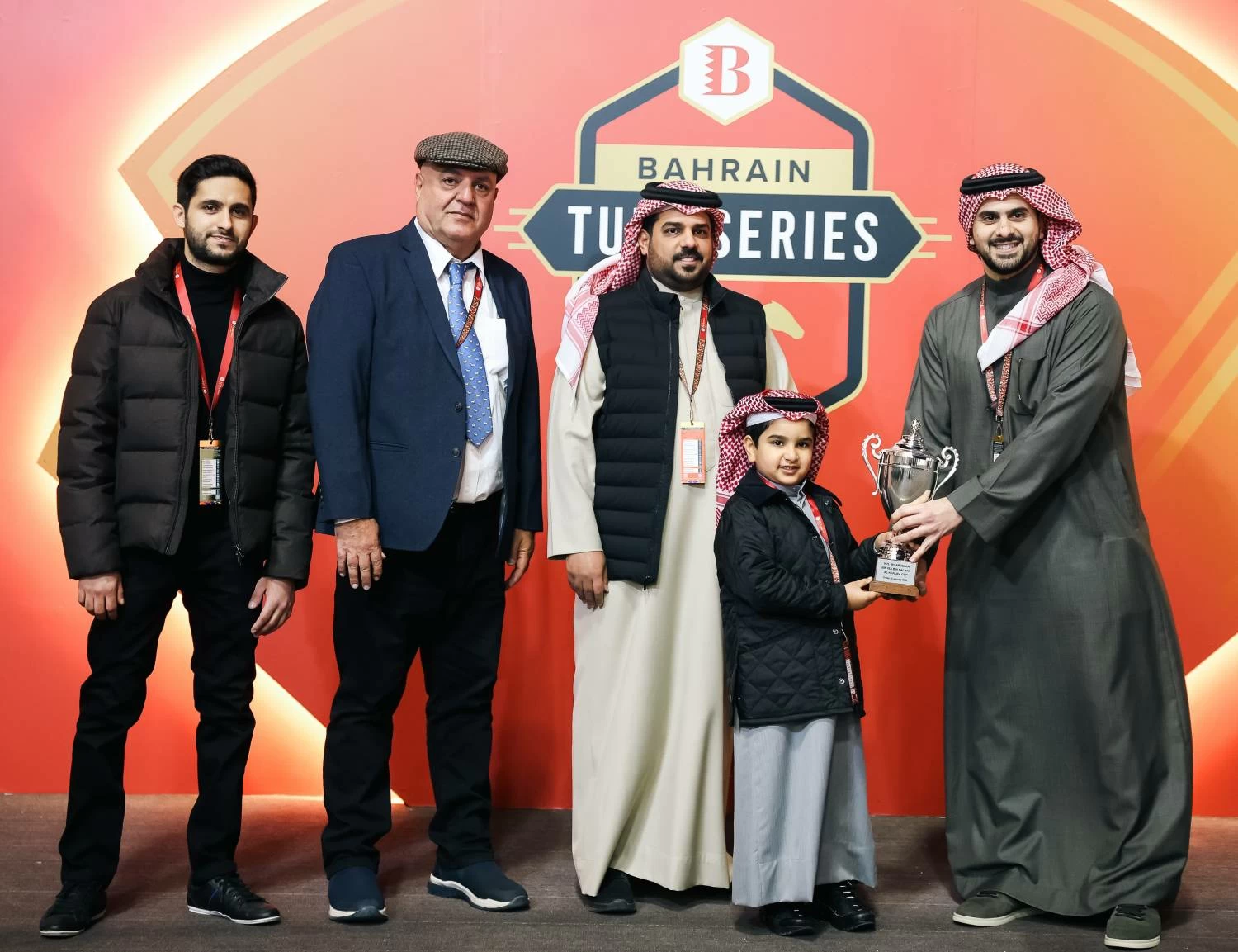 ناصر بن حمد يشهد سباق كؤوس عيسى بن سلمان وأنجاله