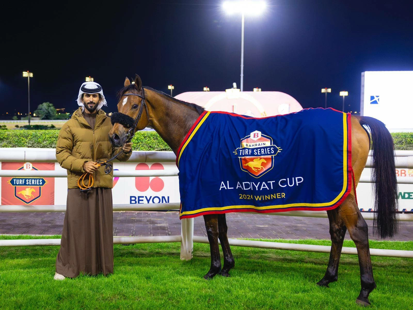 ناصر بن حمد يشهد سباق كؤوس عيسى بن سلمان وأنجاله