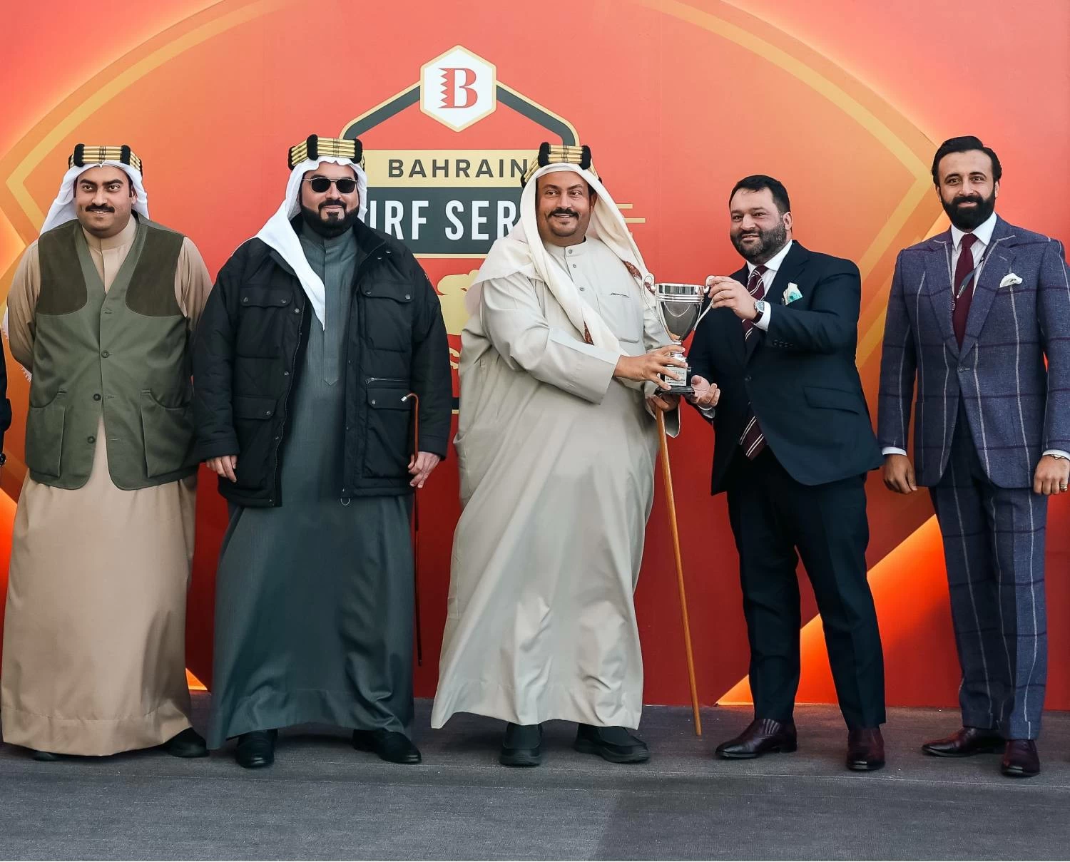 ناصر بن حمد يشهد سباق كؤوس عيسى بن سلمان وأنجاله