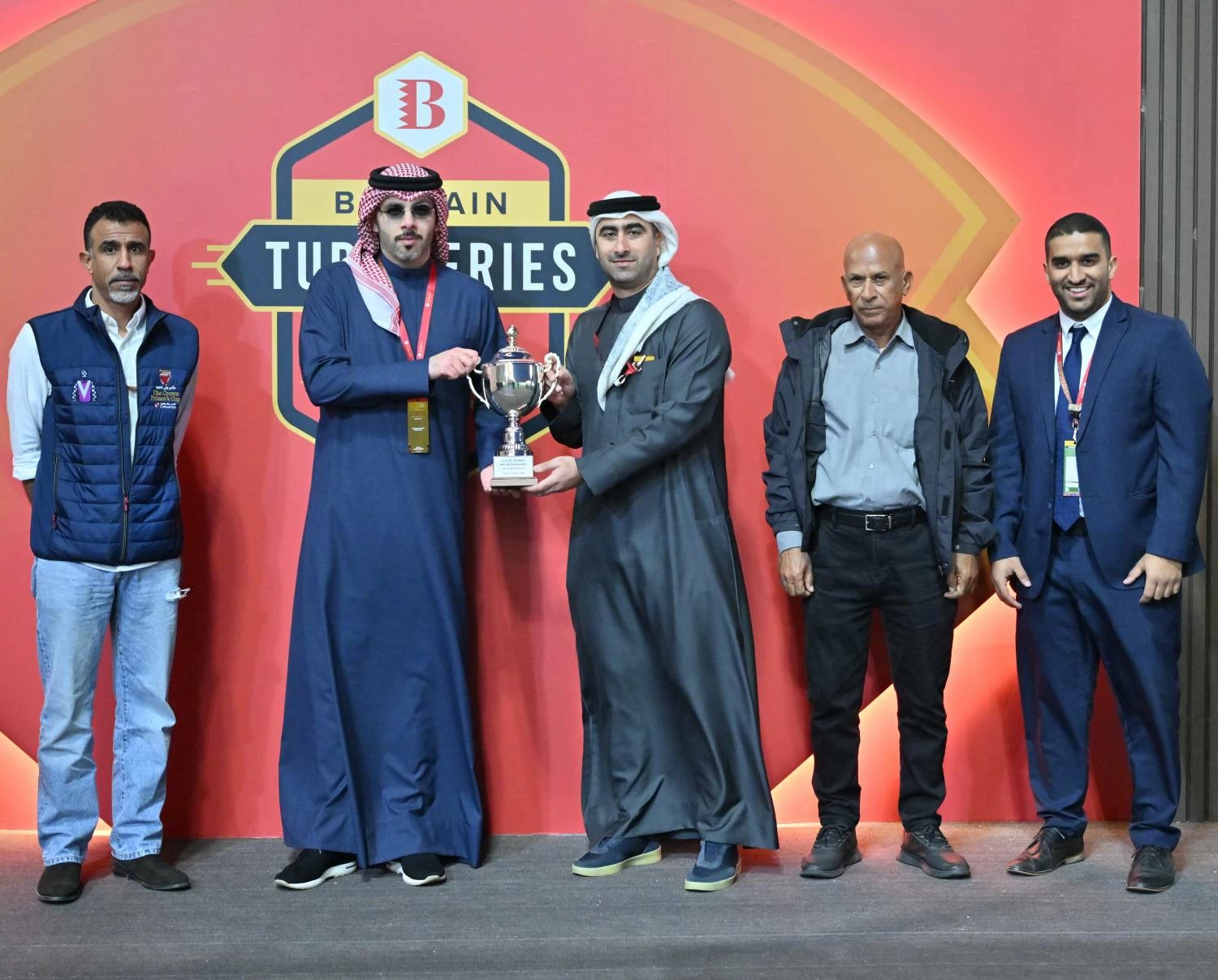 ناصر بن حمد يشهد سباق كؤوس عيسى بن سلمان وأنجاله