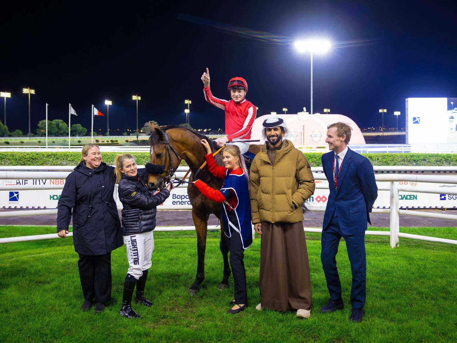 ناصر بن حمد يشهد سباق كؤوس عيسى بن سلمان وأنجاله