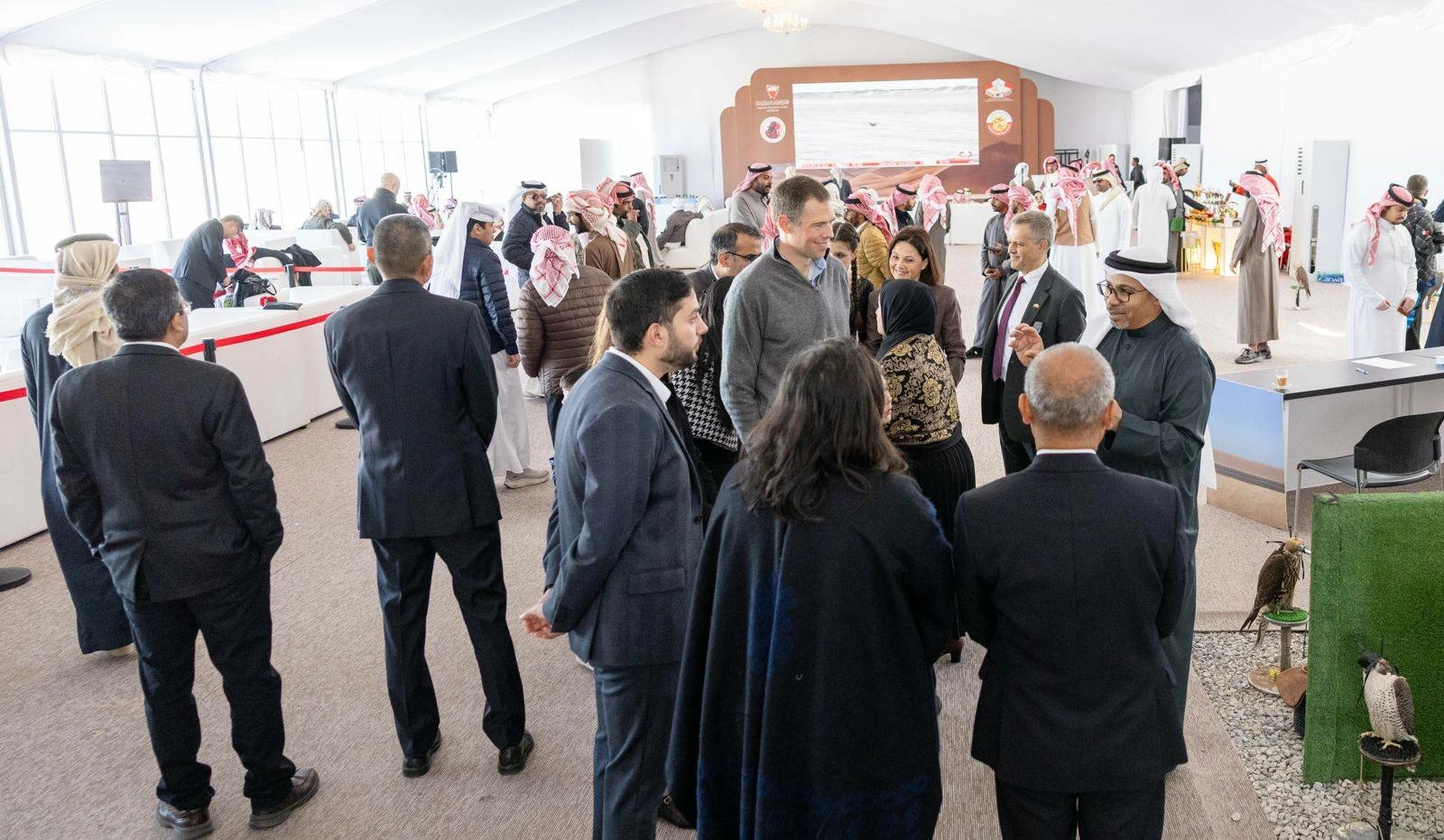 سفراء ودبلوماسيون يزورون فعاليات موسم ناصر بن حمد للصقور والصيد