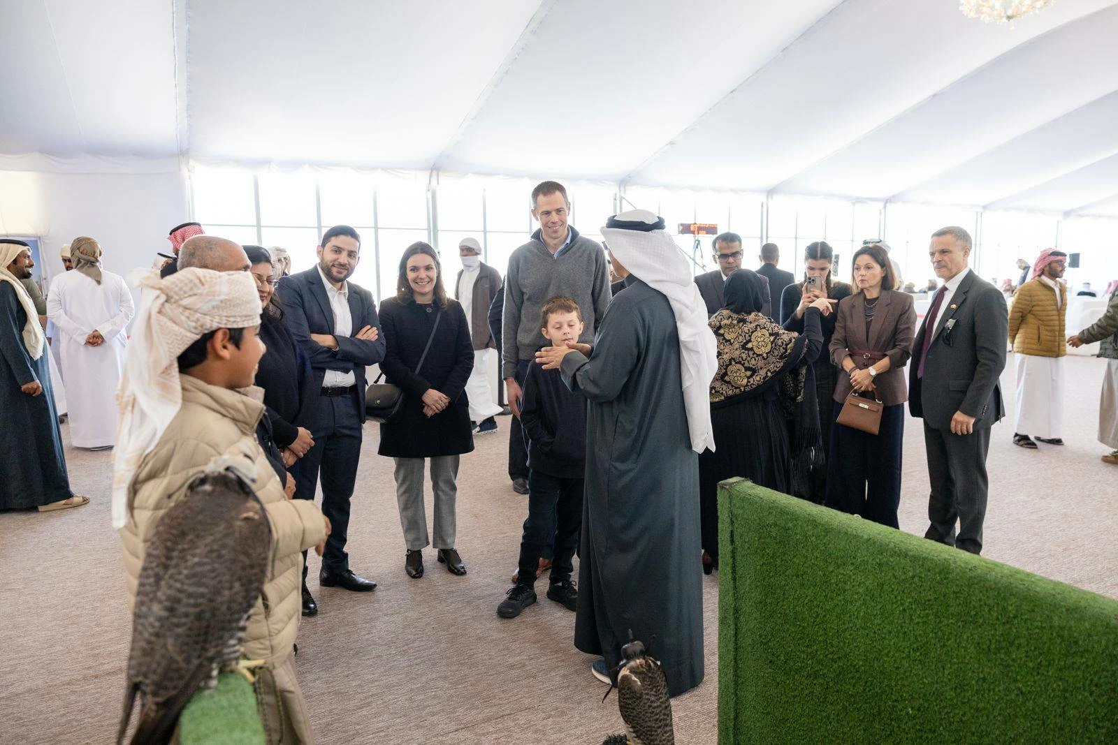 سفراء ودبلوماسيون يزورون فعاليات موسم ناصر بن حمد للصقور والصيد