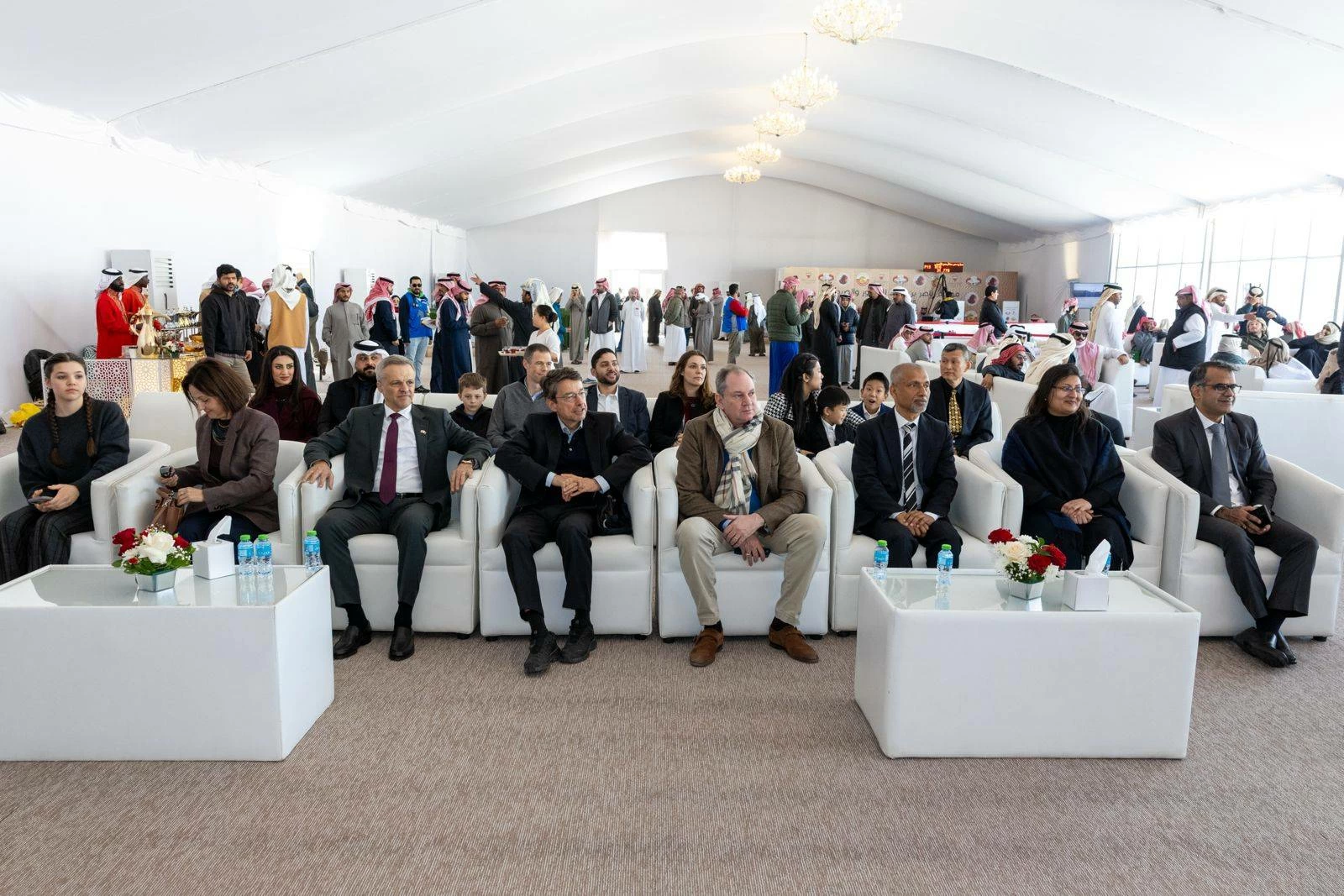 سفراء ودبلوماسيون يزورون فعاليات موسم ناصر بن حمد للصقور والصيد