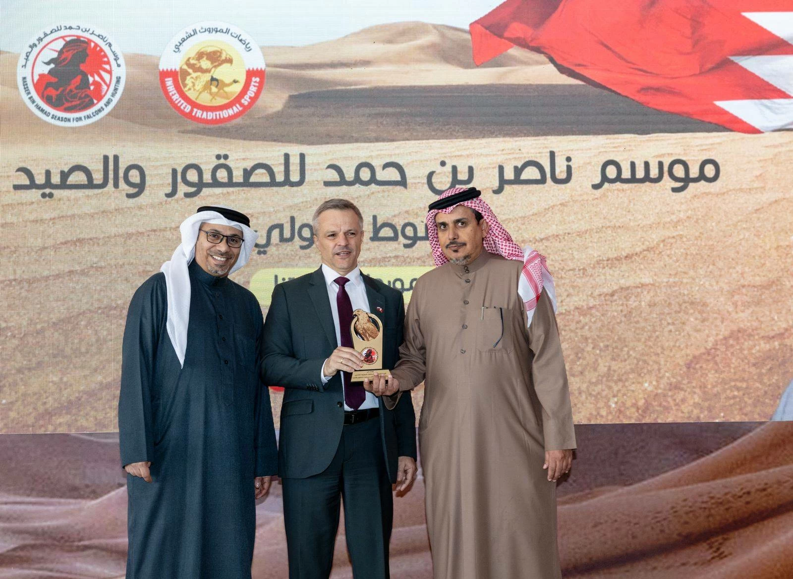 سفراء ودبلوماسيون يزورون فعاليات موسم ناصر بن حمد للصقور والصيد