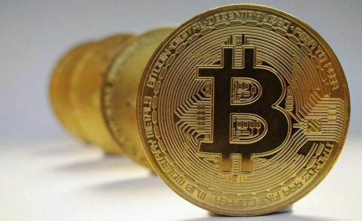 «بيتكوين» تسجل مكاسب أسبوعية بدعم الشراء المؤسسي رغم ضبابية التشريعات الأمريكية 