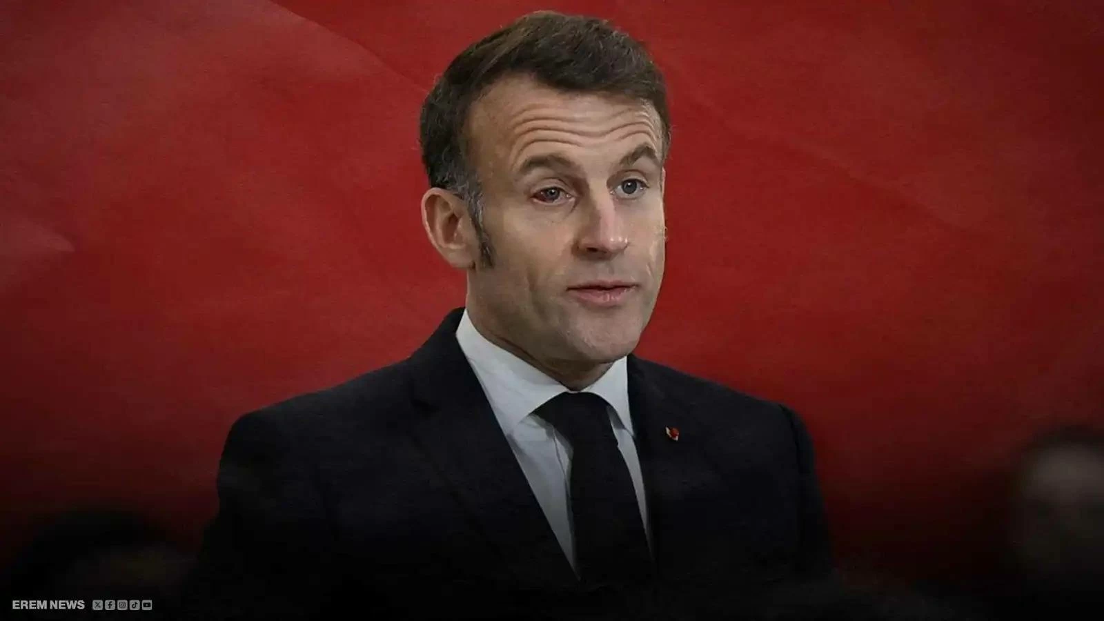 &laquo;تحملوني هكذا&raquo;.. إيمانويل ماكرون بنظارة شمسية زرقاء في اجتماع الإليزيه (فيديو)