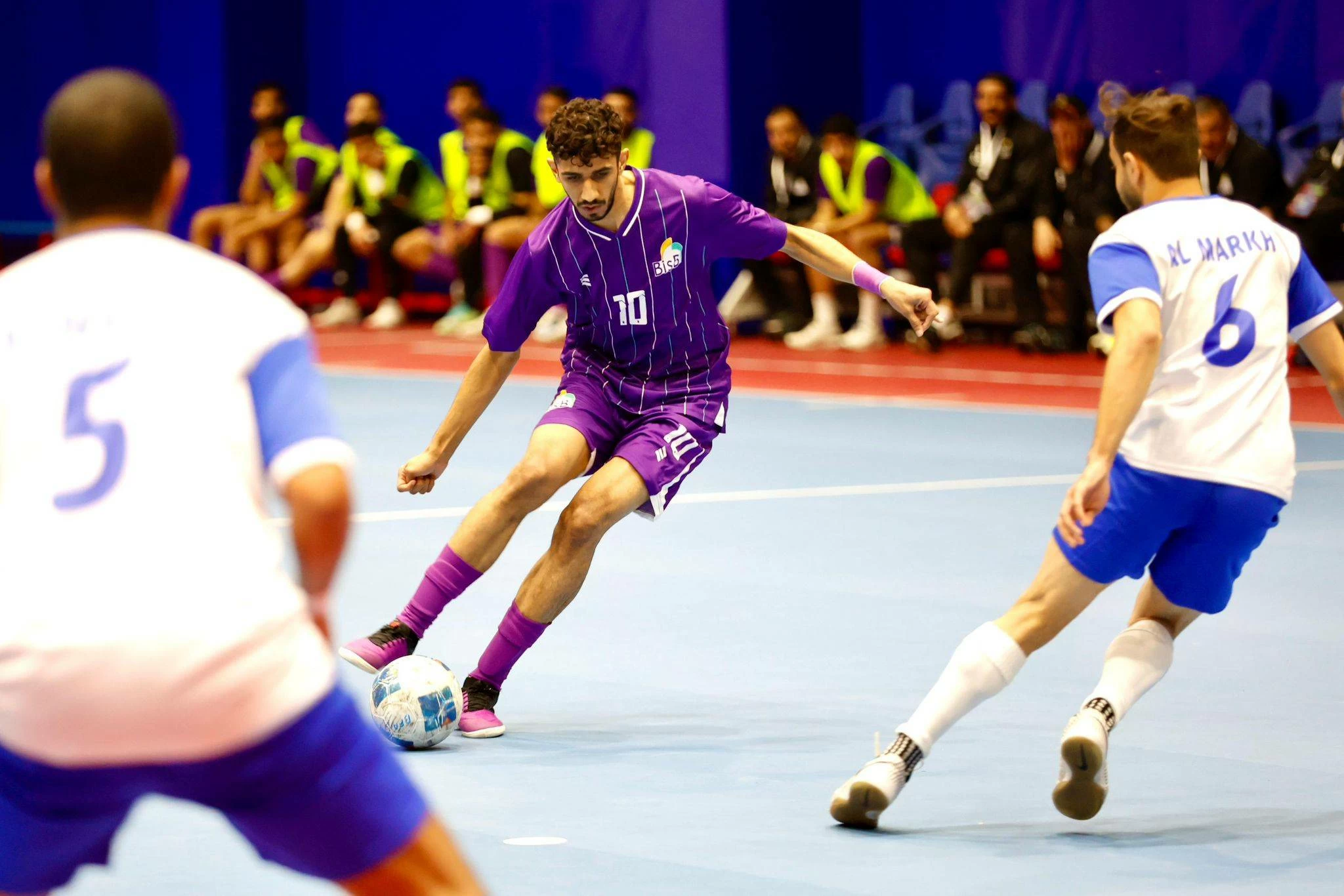 الحرس الوطني يضرب بقوة&hellip; وبنك البحرين الإسلامي يعتلي الصدارة في دوري الصالات بعد ختام الجولة الرابعة