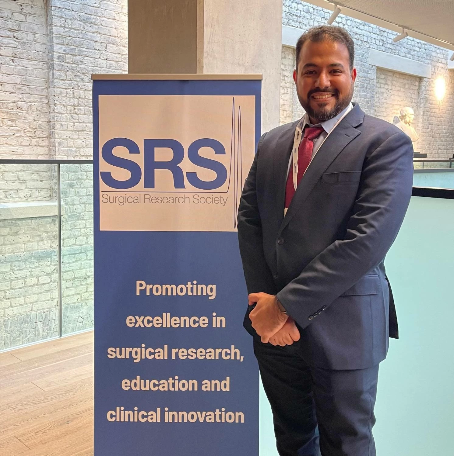 أكاديمي من "الخليج العربي" يناقش أثر التباين اللغوي على جودة التواصل الجراحي