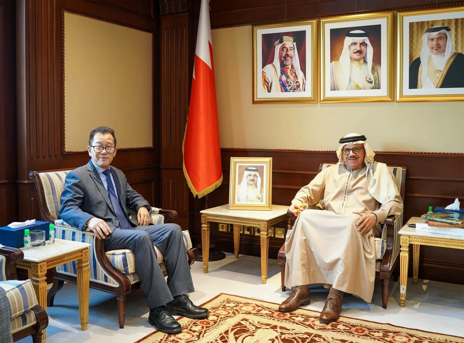 وزير الخارجية يستقبل سفير الصين لدى البحرين 