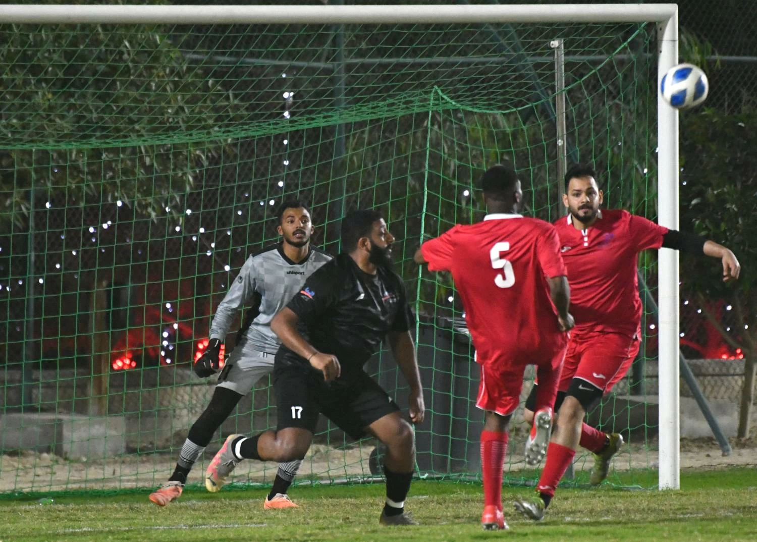 حماس الصدارة بين ألبا وبابكو إنرجيز في دوري الشركات الكروي 