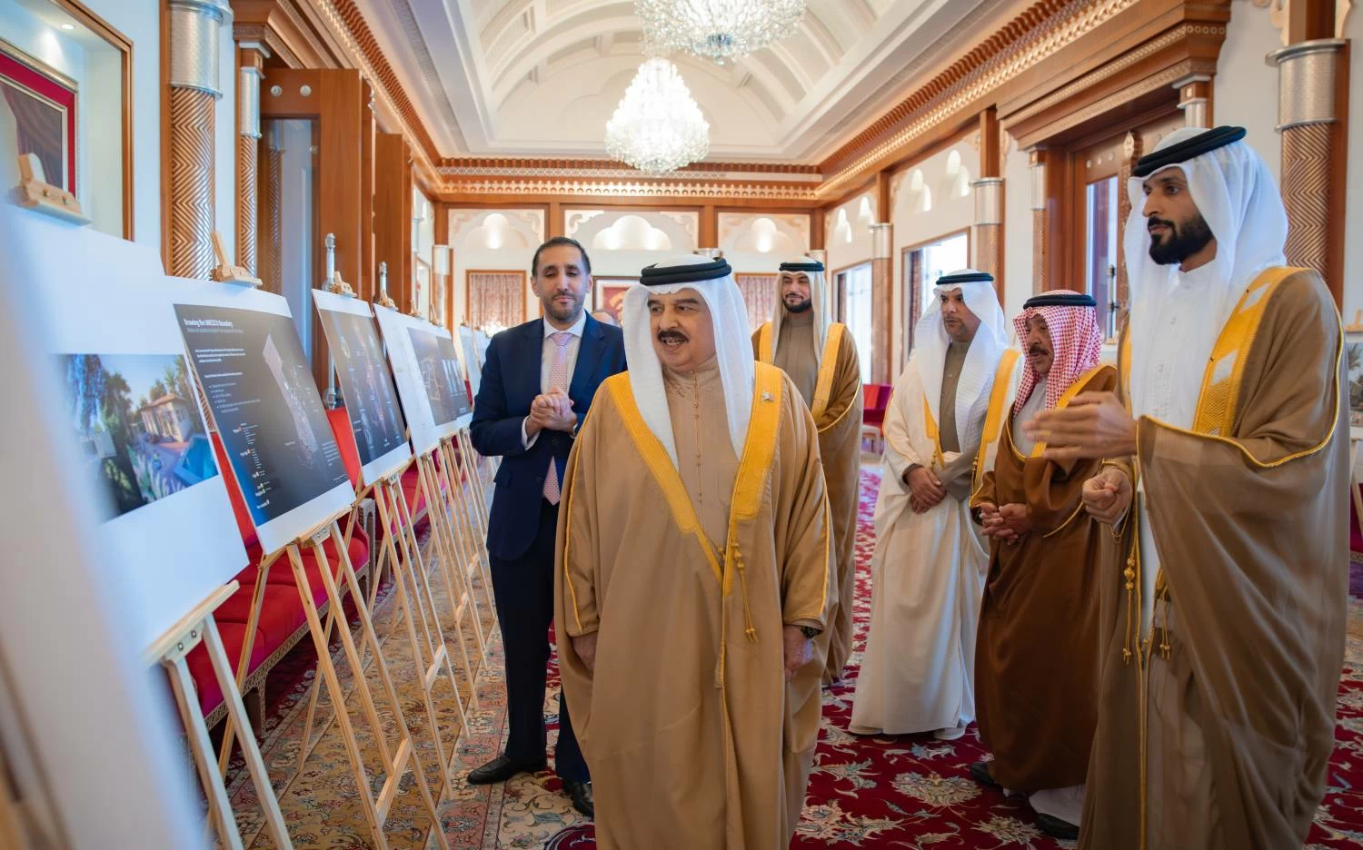 الملك يستقبل ناصر بن حمد ويبارك مشروع إعادة إحياء وتطوير مدينة العوالي