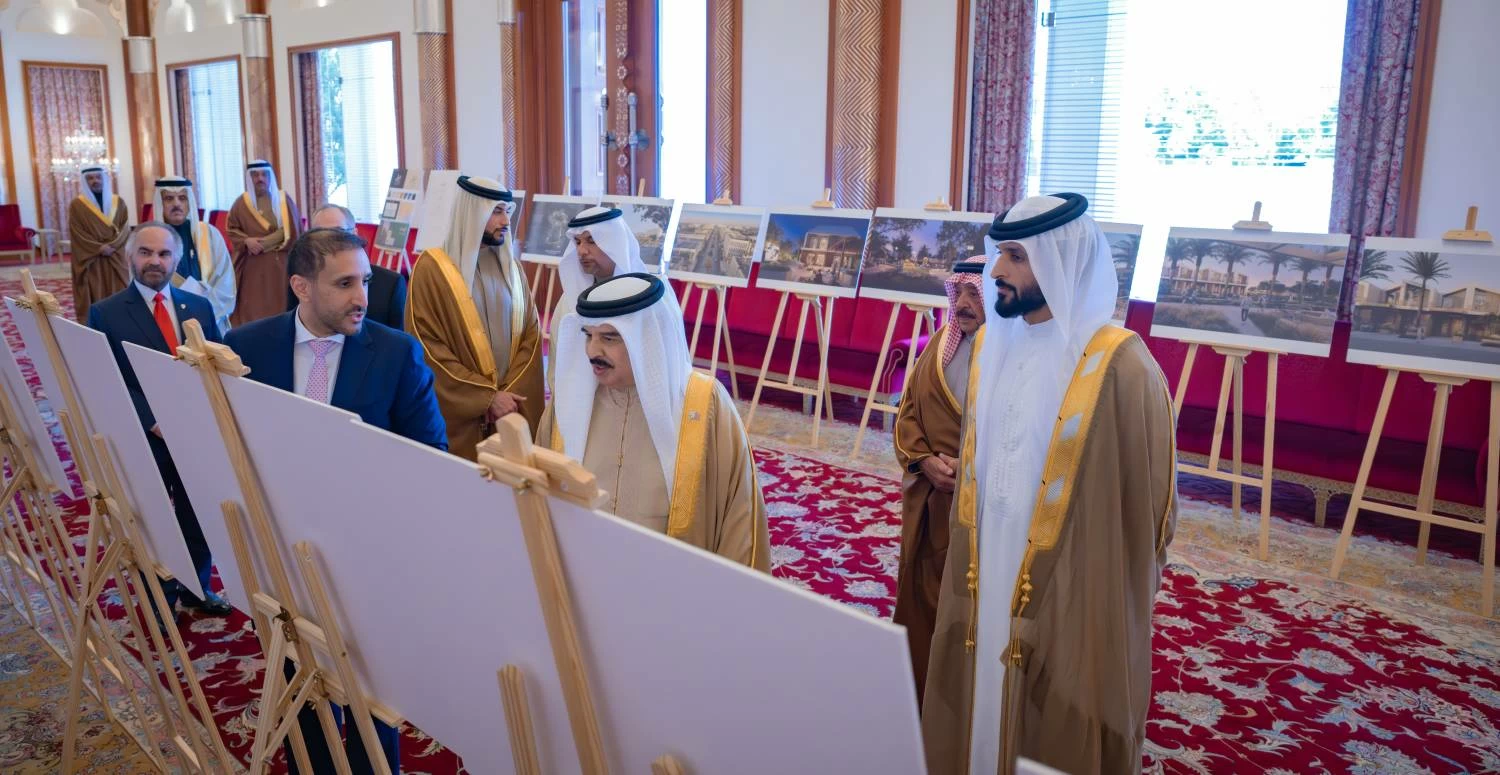 الملك يستقبل ناصر بن حمد ويبارك مشروع إعادة إحياء وتطوير مدينة العوالي