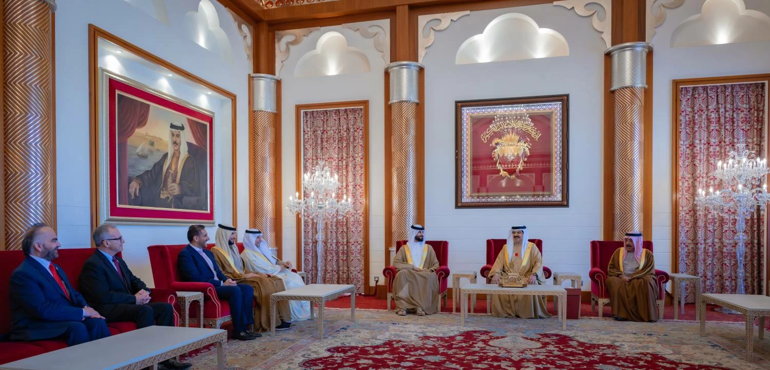 الملك يستقبل ناصر بن حمد ويبارك مشروع إعادة إحياء وتطوير مدينة العوالي