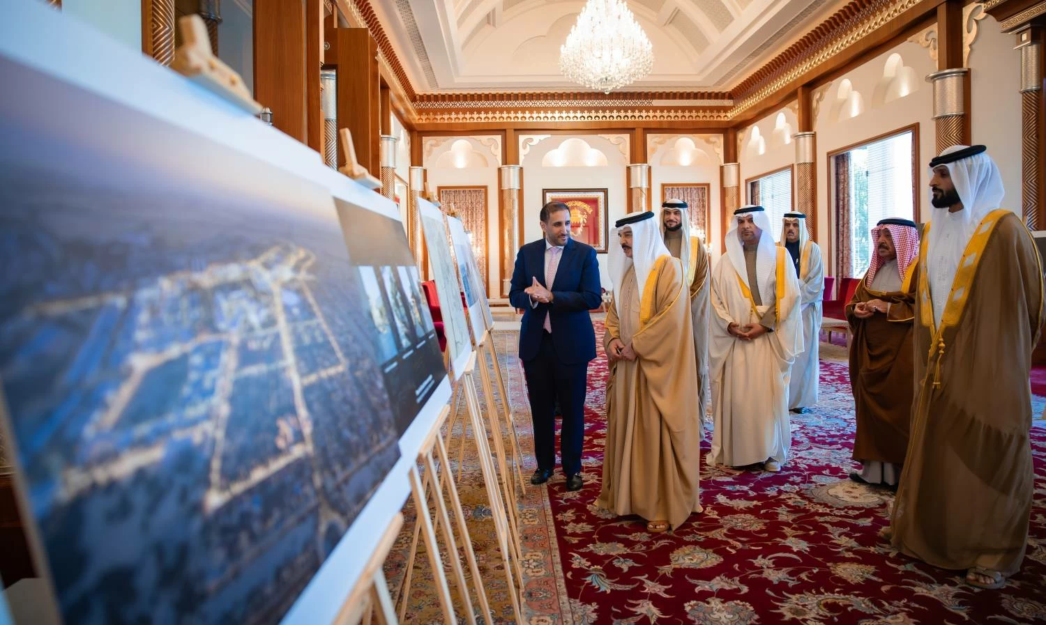 الملك يستقبل ناصر بن حمد ويبارك مشروع إعادة إحياء وتطوير مدينة العوالي
