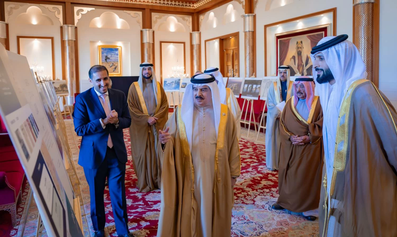 الملك يستقبل ناصر بن حمد ويبارك مشروع إعادة إحياء وتطوير مدينة العوالي