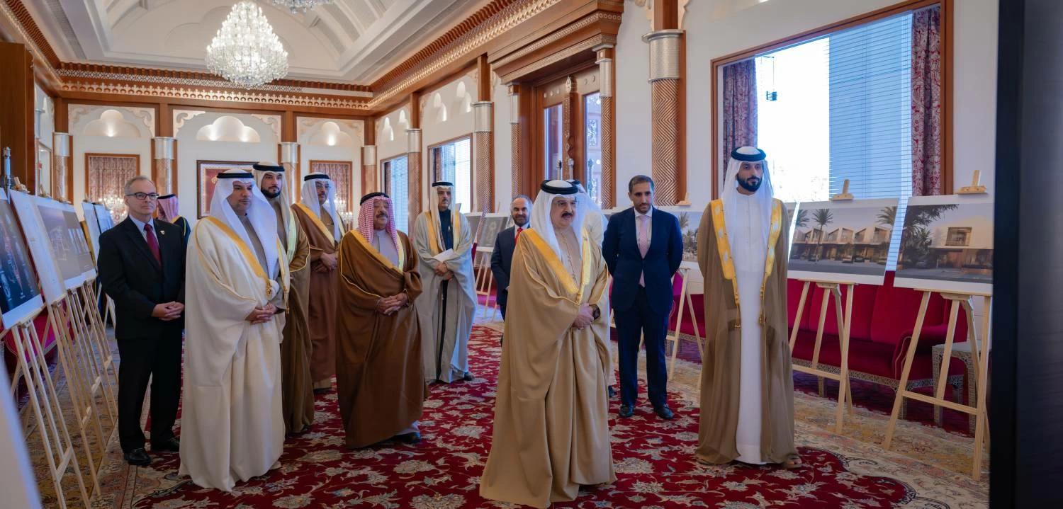 الملك يستقبل ناصر بن حمد ويبارك مشروع إعادة إحياء وتطوير مدينة العوالي