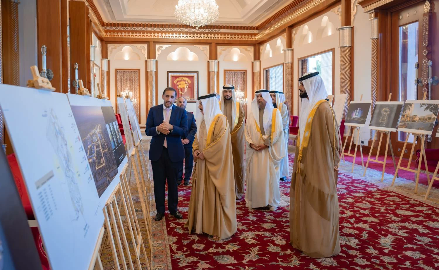 الملك يستقبل ناصر بن حمد ويبارك مشروع إعادة إحياء وتطوير مدينة العوالي