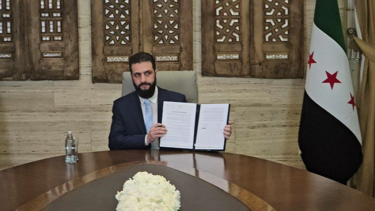 الرئيس السوري أحمد الشرع يوقع اتفاقية وقف إطلاق النار والاندماج الكامل بين الحكومة و&laquo;قسد&raquo;