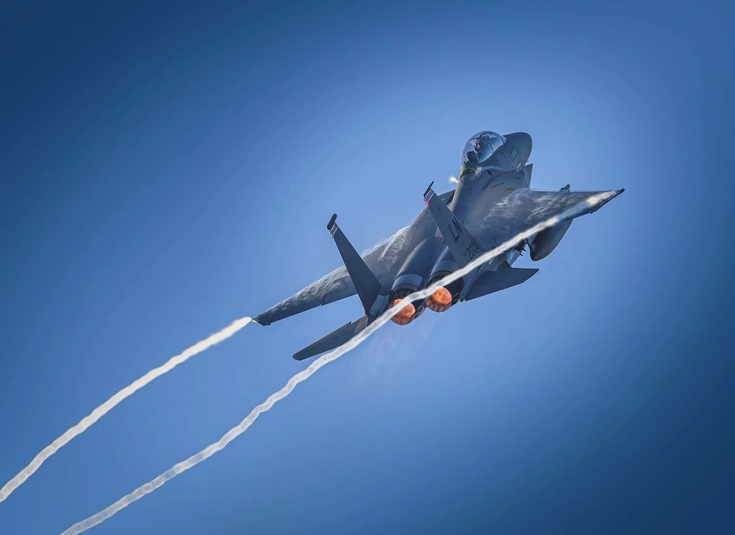 رصد طائرات أمريكية من طراز F-15 تحلق نحو الشرق الأوسط 