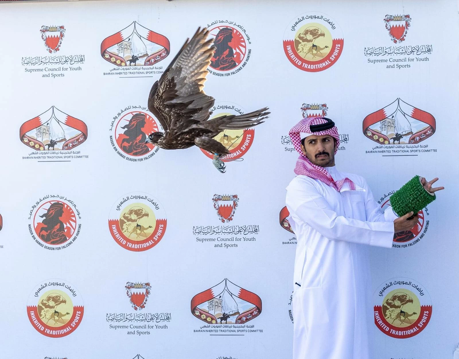 منافسات قوية في أشواط المحترفين بموسم ناصر بن حمد للصقور والصيد