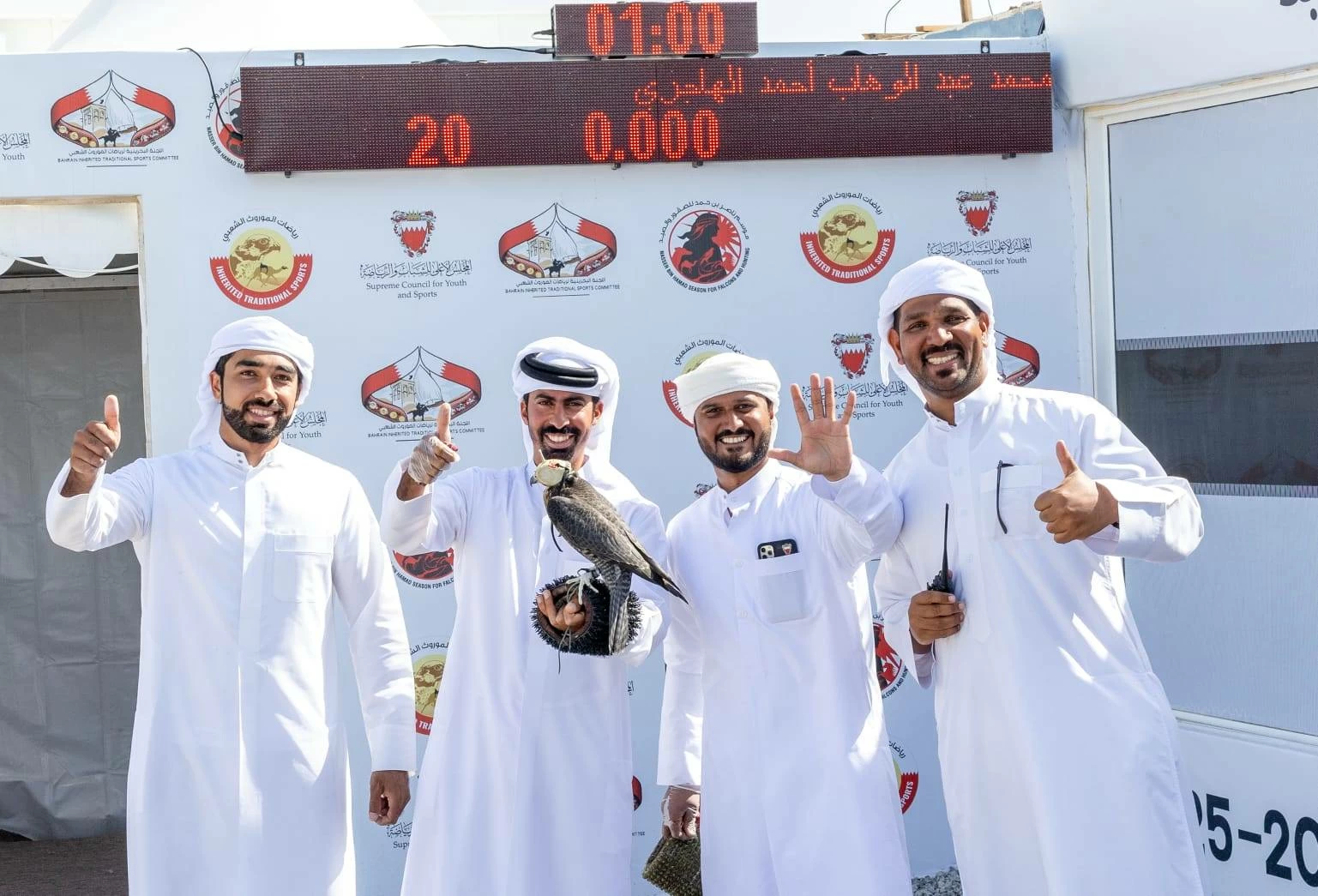 منافسات قوية في أشواط المحترفين بموسم ناصر بن حمد للصقور والصيد