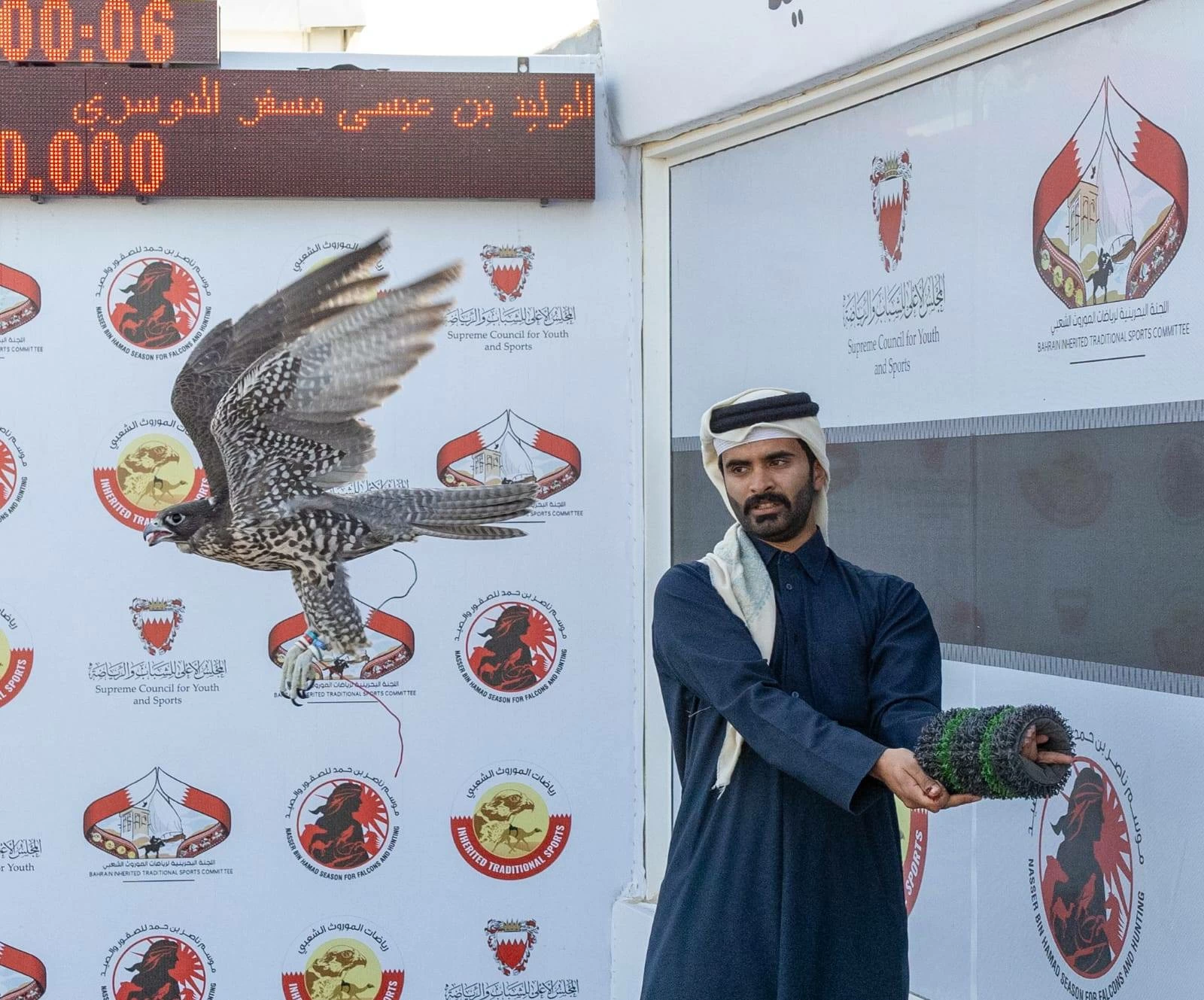 منافسات قوية في أشواط المحترفين بموسم ناصر بن حمد للصقور والصيد