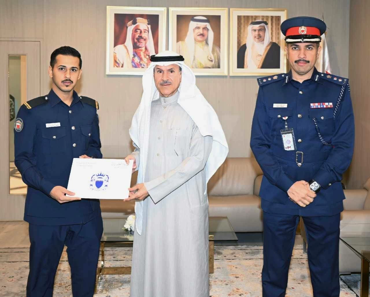 وكيل وزارة الداخلية لشئون الجنسية والجوازات والإقامة يكرّم موظف منافذ الجوازات تقديراً لموقفه الإنساني