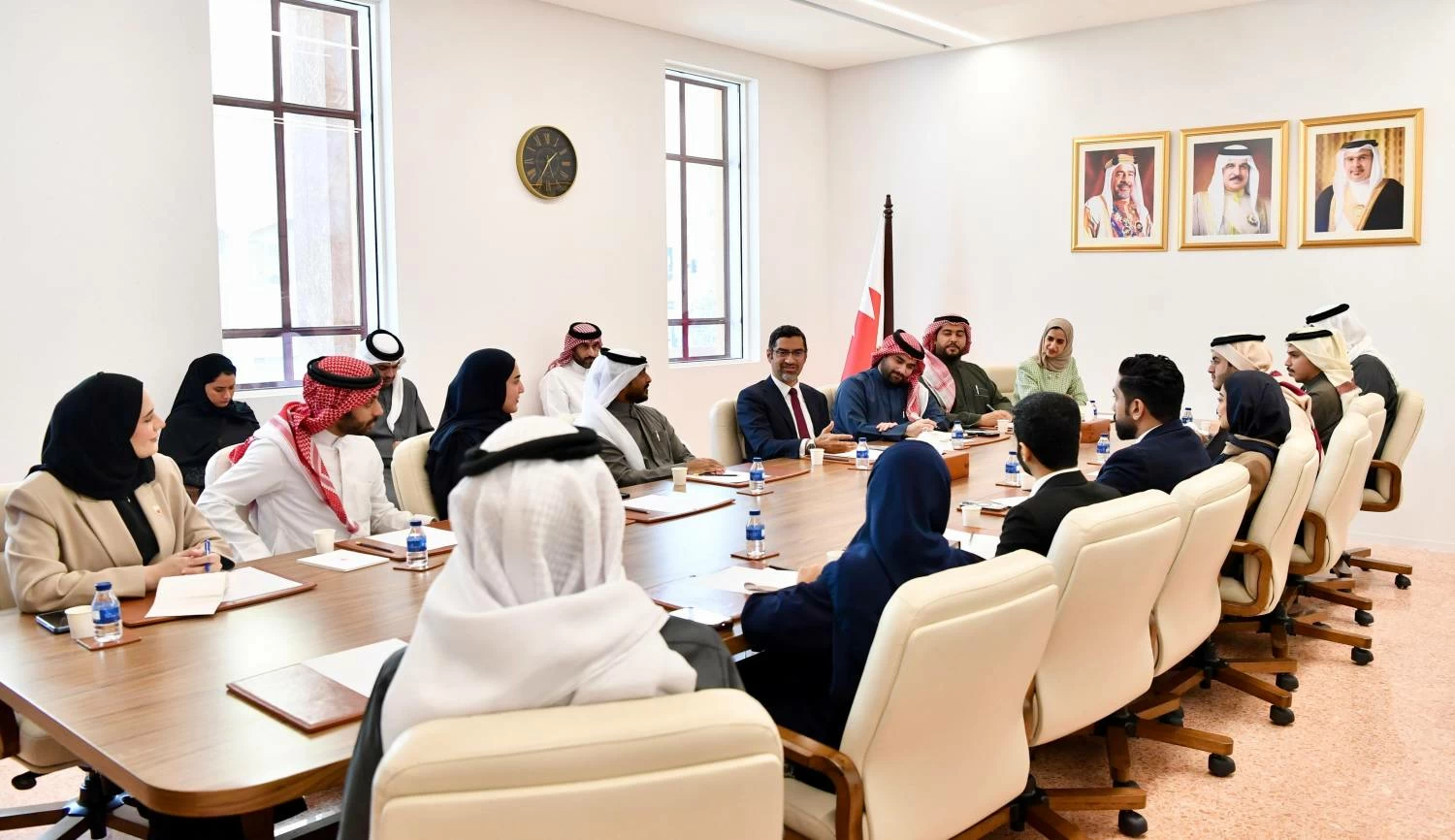 وزير شؤون البلديات والزراعة يلتقي منتسبي الدفعة الحادية عشرة من برنامج رئيس مجلس الوزراء لتنمية الكوادر الحكومية