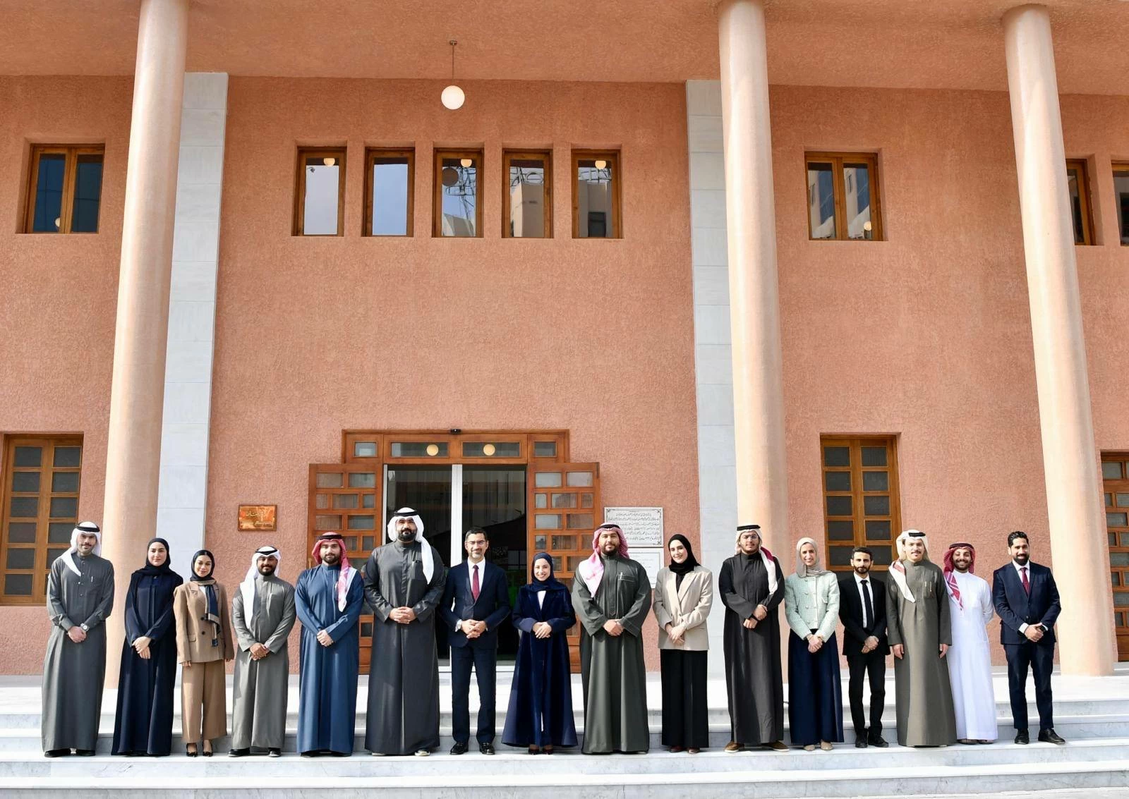 وزير شؤون البلديات والزراعة يلتقي منتسبي الدفعة الحادية عشرة من برنامج رئيس مجلس الوزراء لتنمية الكوادر الحكومية