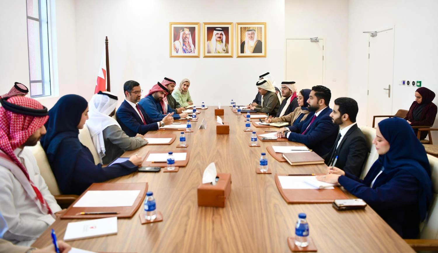 وزير شؤون البلديات والزراعة يلتقي منتسبي الدفعة الحادية عشرة من برنامج رئيس مجلس الوزراء لتنمية الكوادر الحكومية