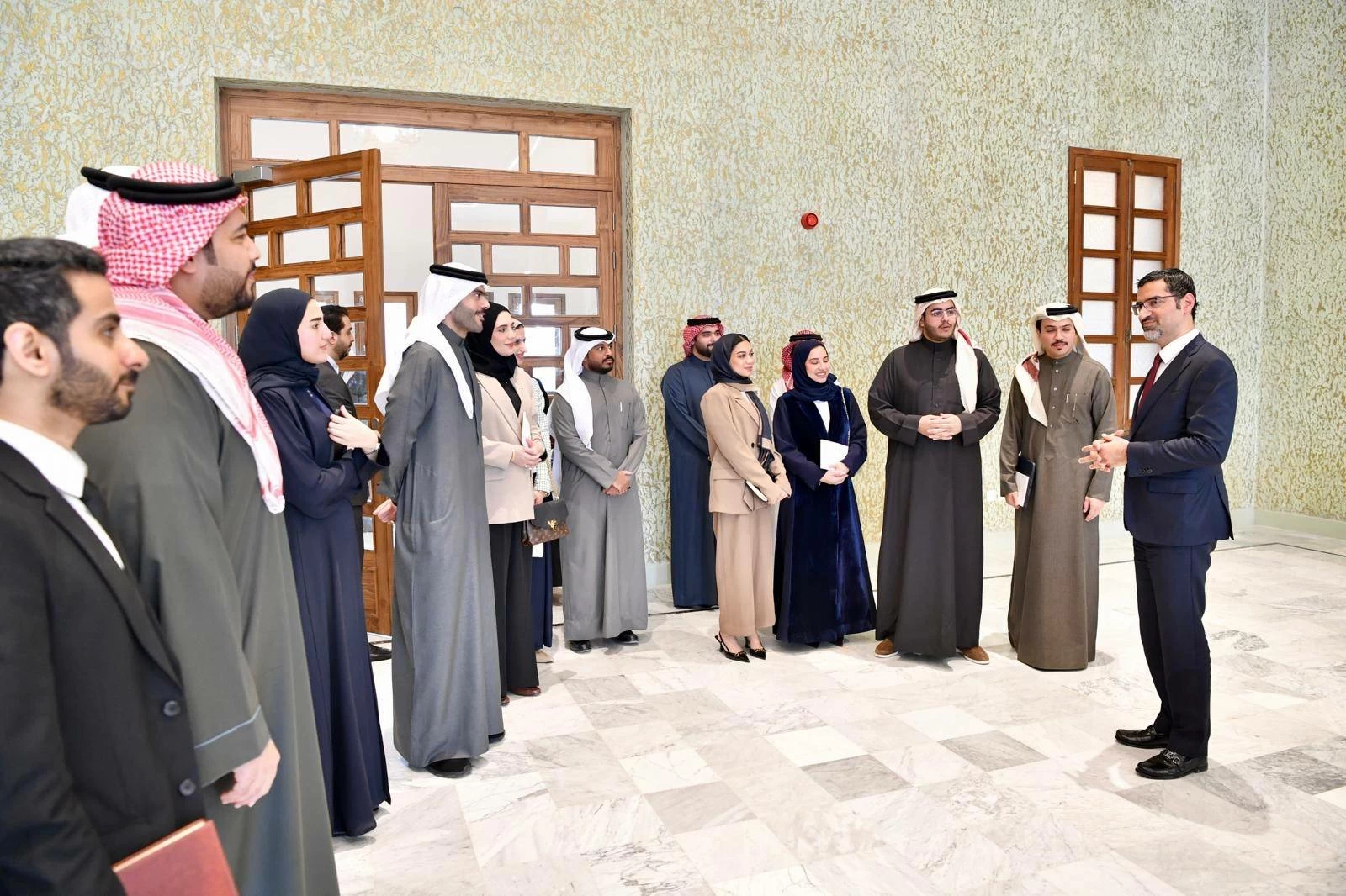 وزير شؤون البلديات والزراعة يلتقي منتسبي الدفعة الحادية عشرة من برنامج رئيس مجلس الوزراء لتنمية الكوادر الحكومية