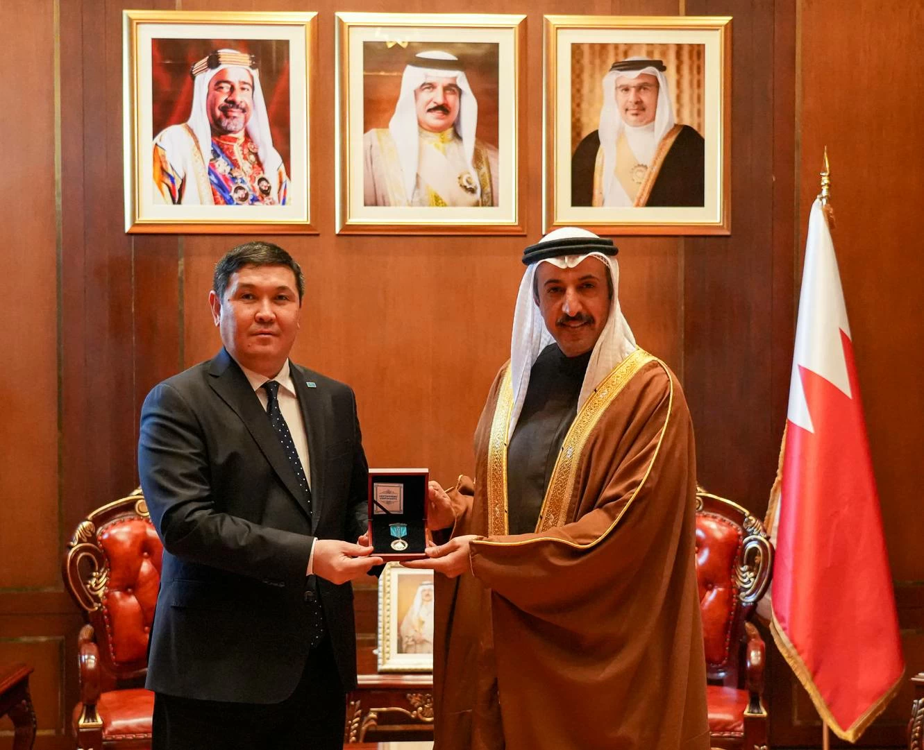 رئيس مجلس أمناء «حمد العالمي» يتسلم وسام الشرف لمؤتمر قادة الأديان من رئيس كازاخستان 