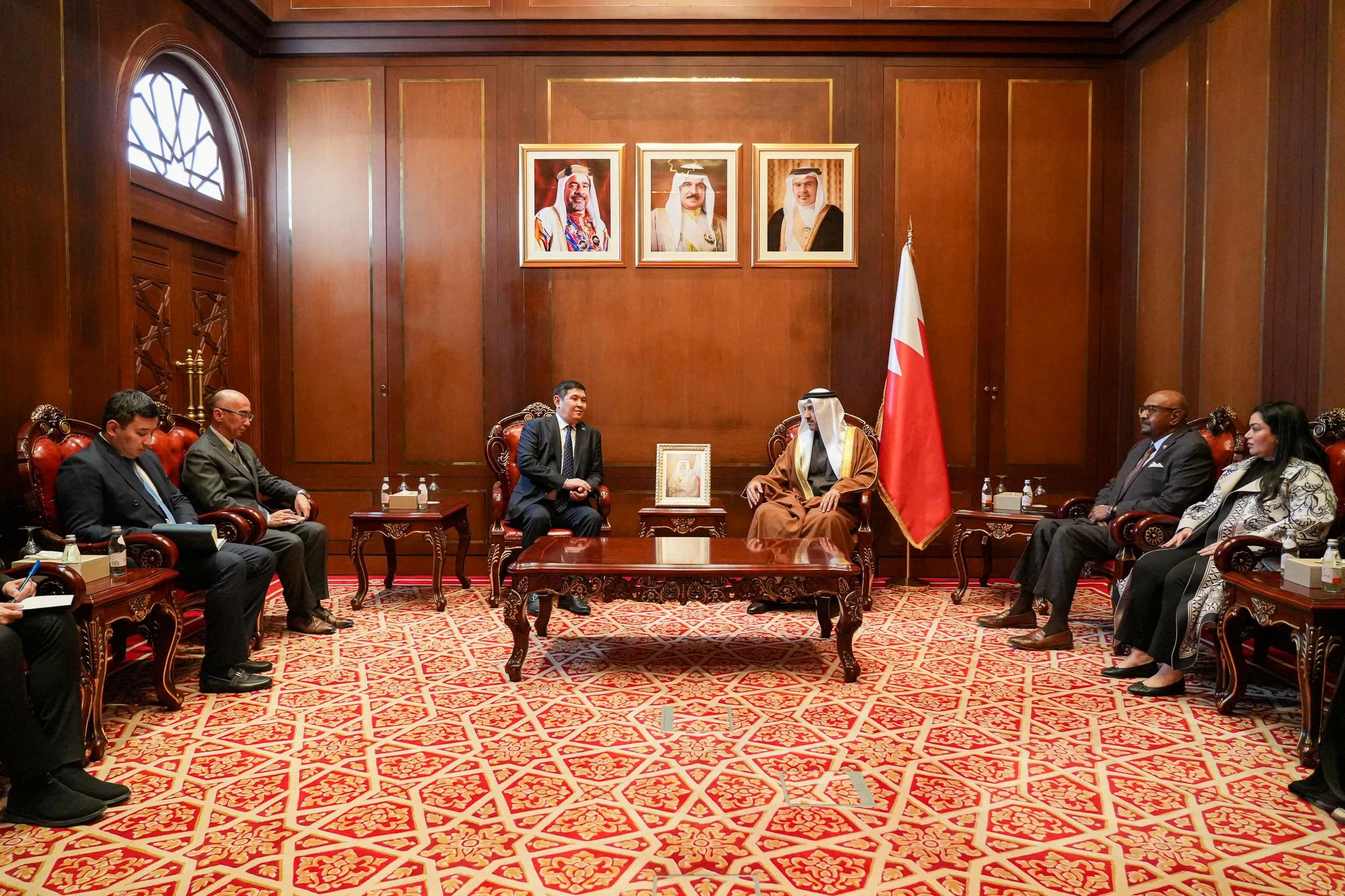 رئيس مجلس أمناء &laquo;حمد العالمي&raquo; يتسلم وسام الشرف لمؤتمر قادة الأديان من رئيس كازاخستان