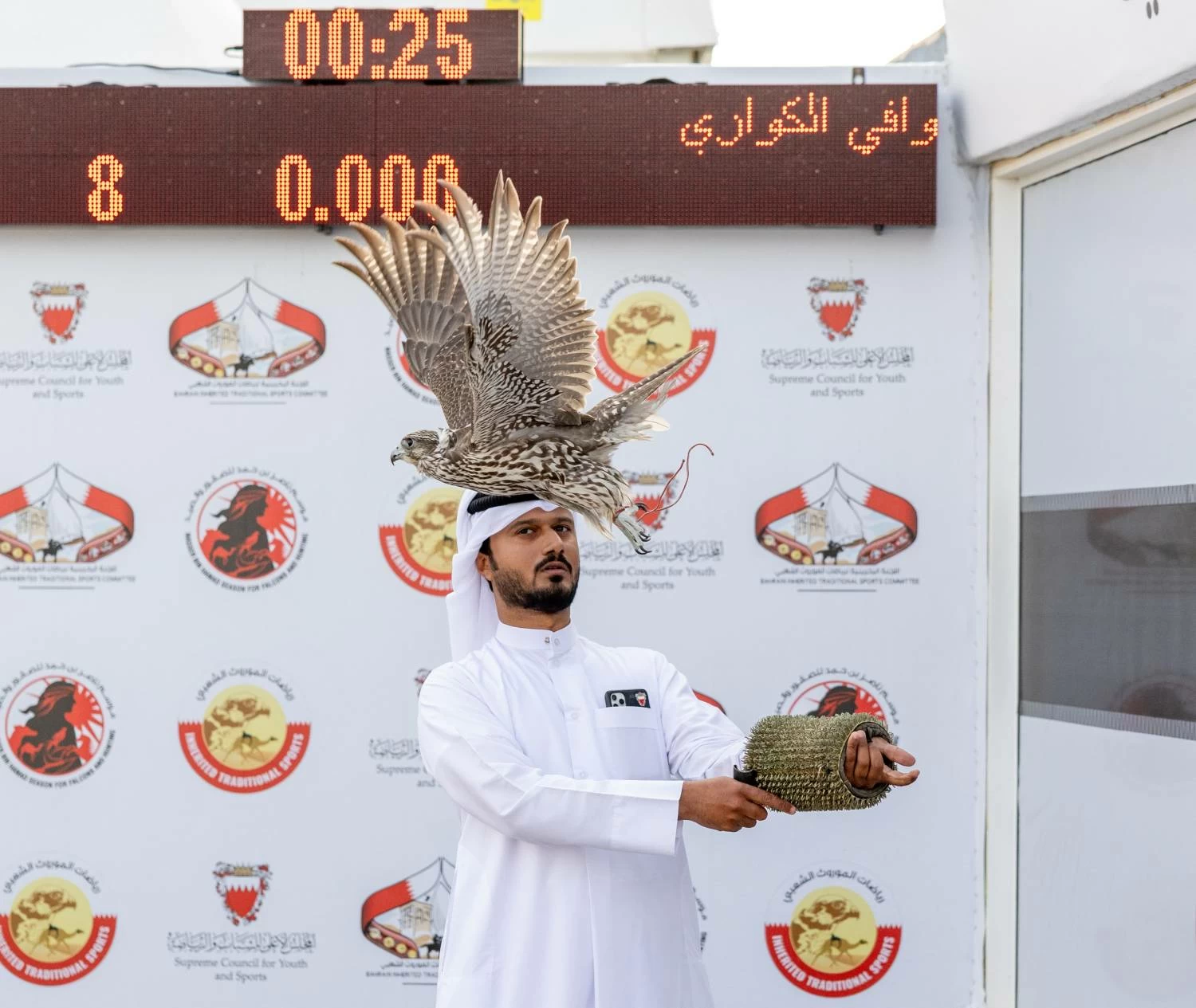 اختتام منافسات الصقور بإقامة أشواط الملاك والصقار الصغير ضمن موسم ناصر بن حمد
