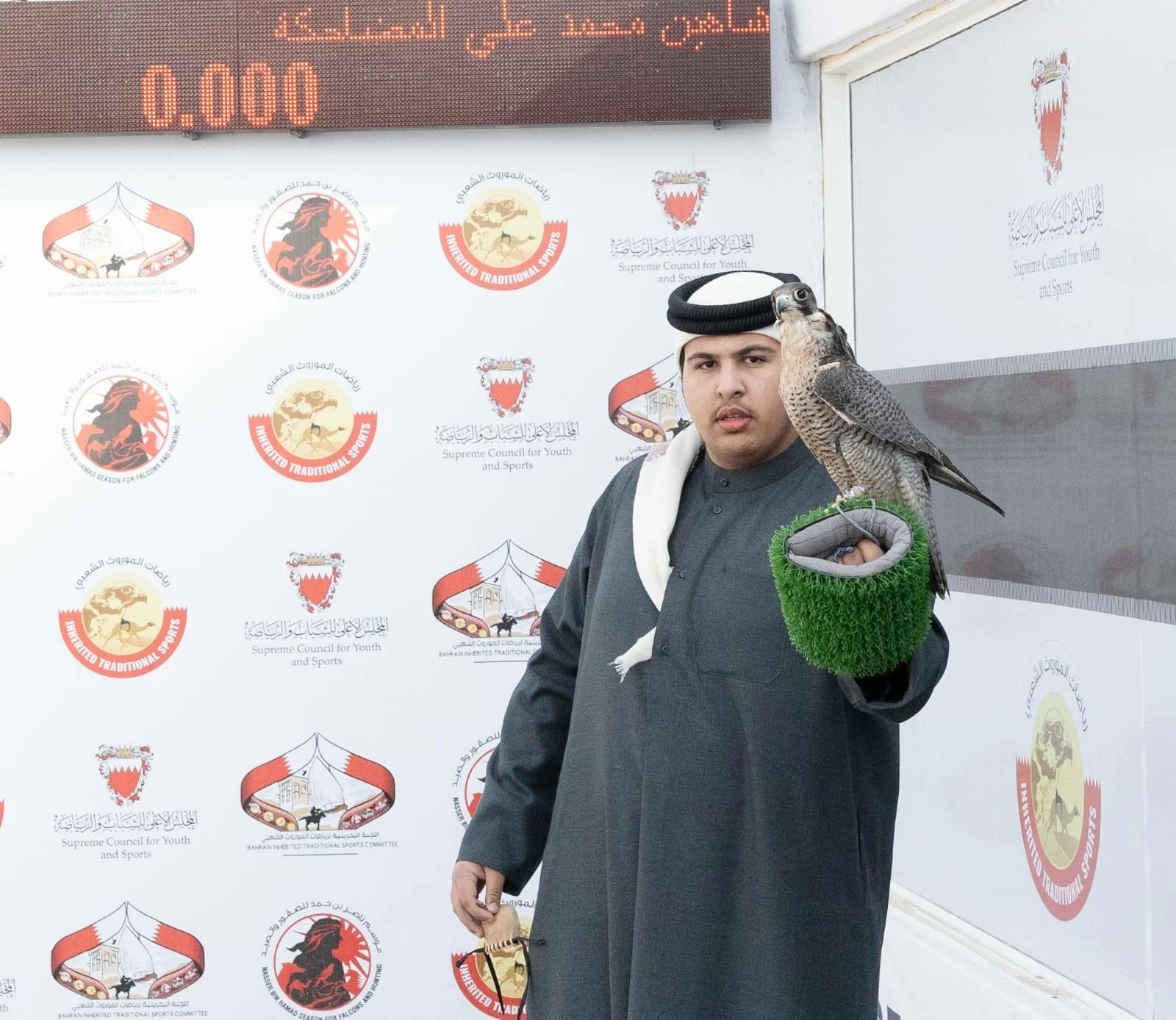 اختتام منافسات الصقور بإقامة أشواط الملاك والصقار الصغير ضمن موسم ناصر بن حمد 