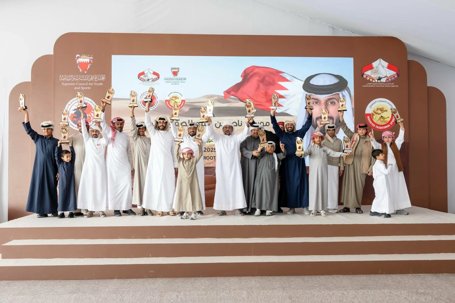 اختتام منافسات الصقور بإقامة أشواط الملاك والصقار الصغير ضمن موسم ناصر بن حمد