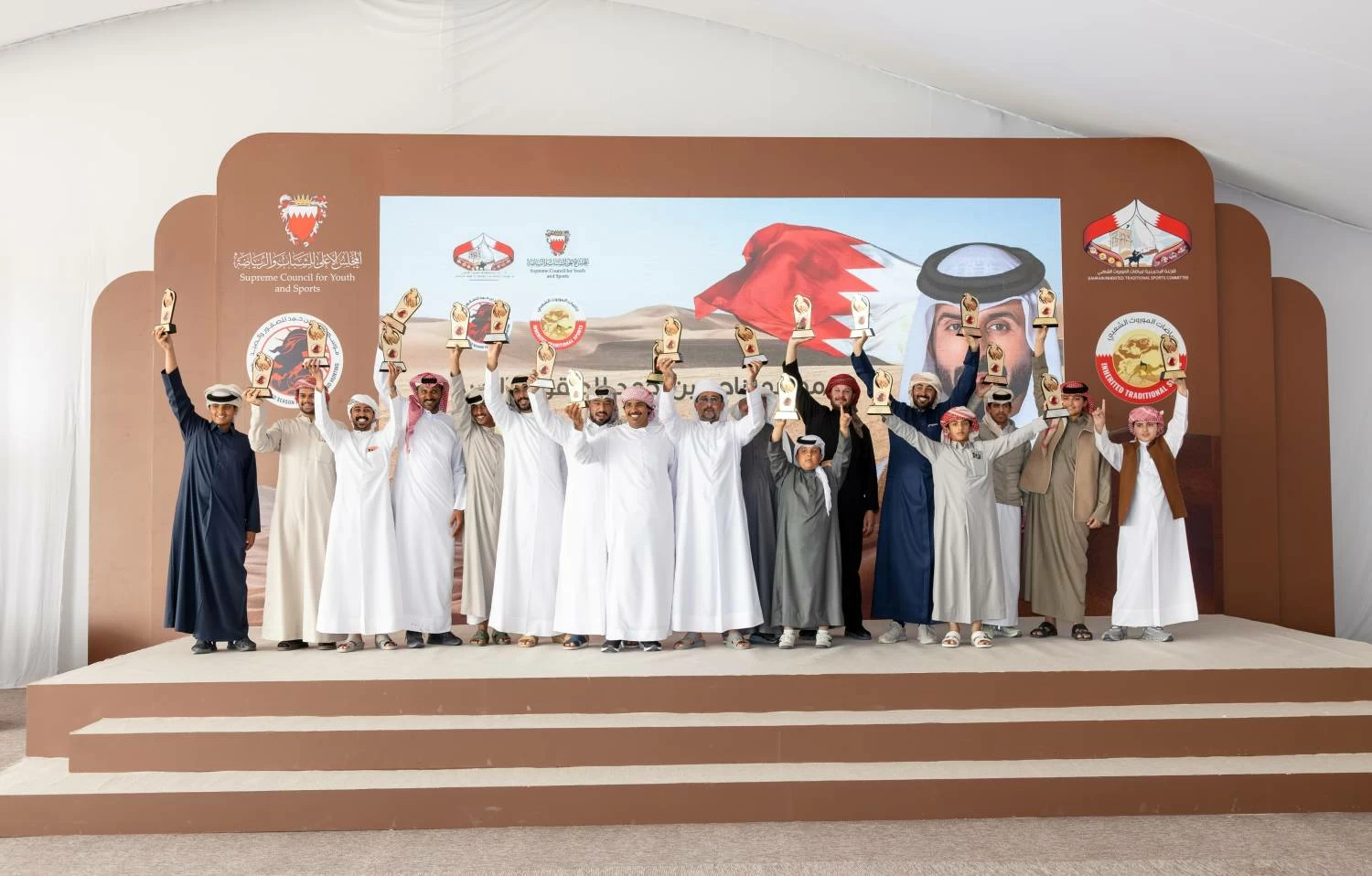 اختتام منافسات الصقور بإقامة أشواط الملاك والصقار الصغير ضمن موسم ناصر بن حمد