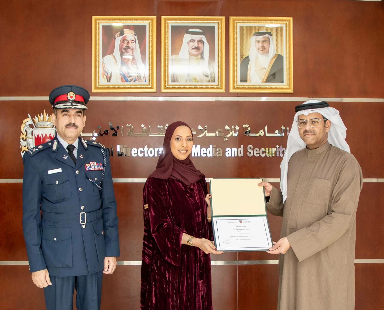 وكيل وزارة الإعلام ومدير عام الإعلام الأمني يكرّمان المشاركين في دورة الإلقاء الصوتي