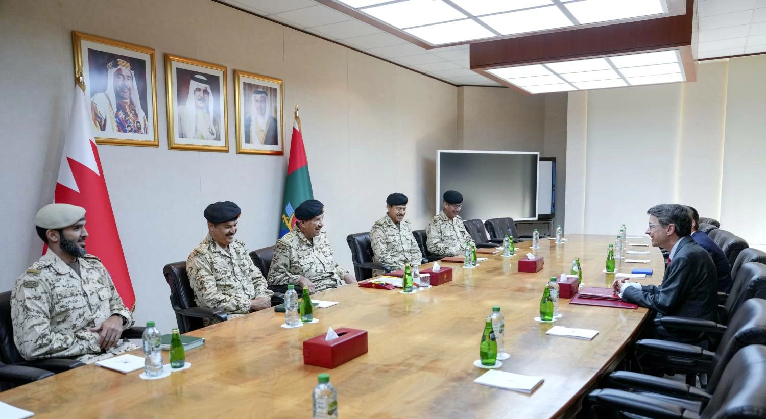 القائد العام يستقبل سفير ألمانيا بمناسبة تعيينه ويناقش تعزيز التعاون بين البلدين
