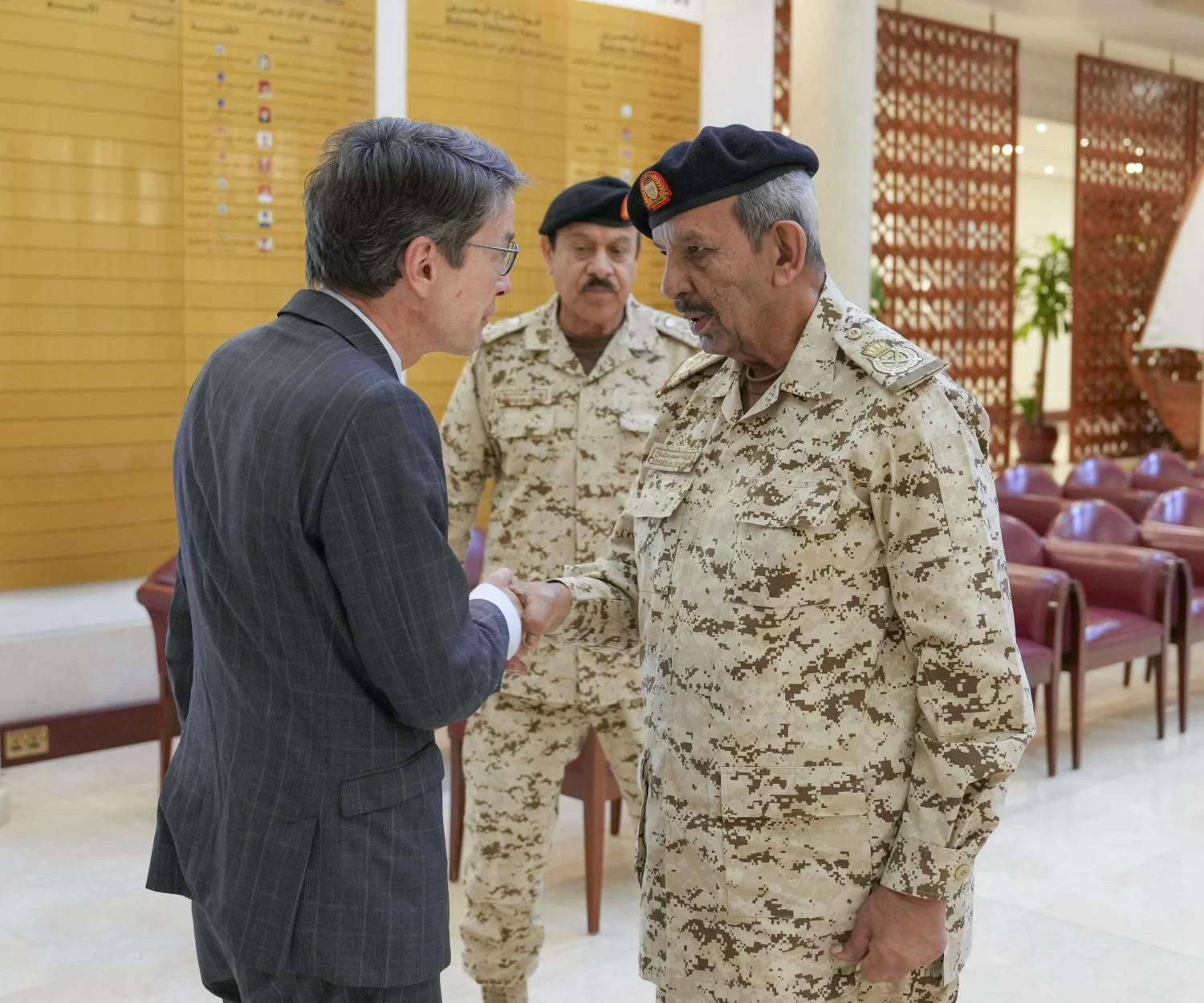 القائد العام يستقبل سفير ألمانيا بمناسبة تعيينه ويناقش تعزيز التعاون بين البلدين 