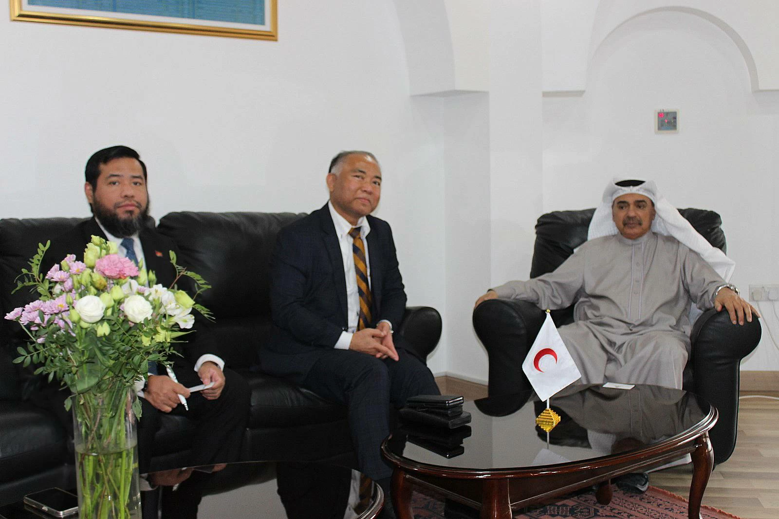 الهلال الأحمر البحريني يبحث التعاون في المجال الإغاثي والإنساني مع سفير وكمبوديا 