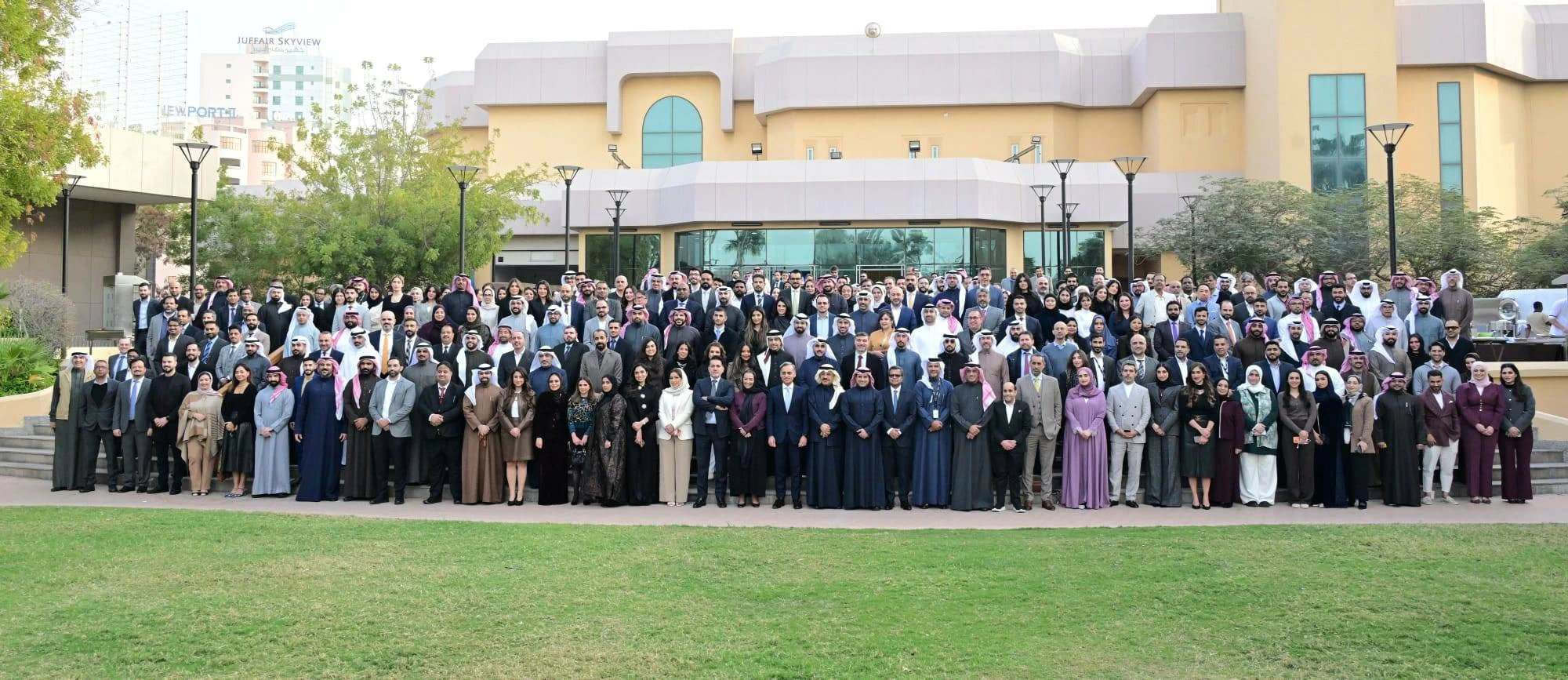 «البحرين الوطني» يحتفي بالتميّز والتفاني خلال أول لقاء quot;تاون هالquot; 2026 