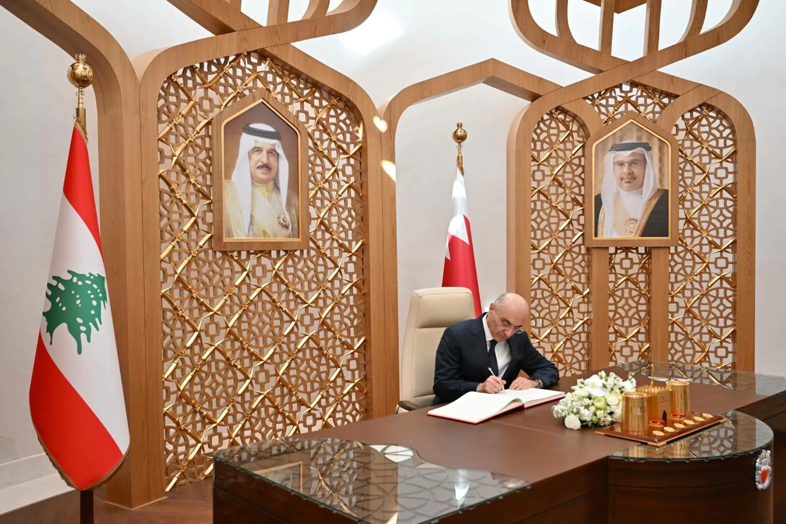 وزير الداخلية يلتقي نظيره اللبناني ويؤكد على زيادة التعاون والتنسيق في  مختلف مجالات العمل الأمني