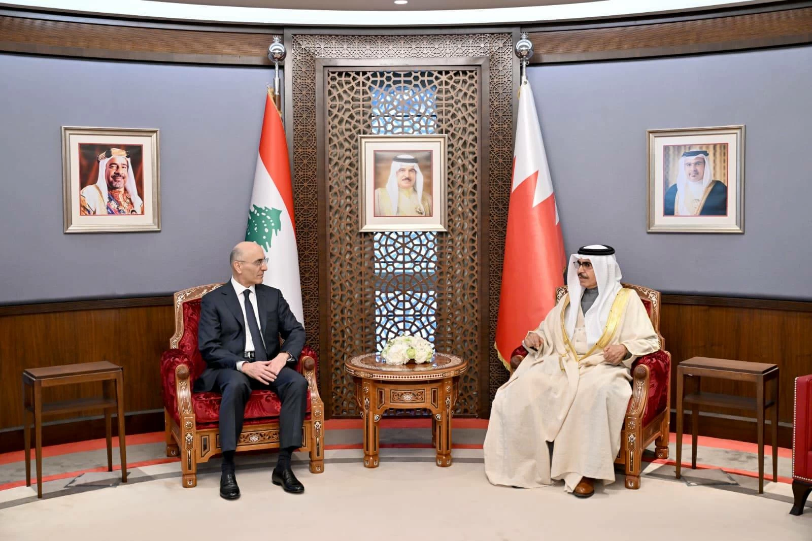 وزير الداخلية يلتقي نظيره اللبناني ويؤكد على زيادة التعاون والتنسيق في  مختلف مجالات العمل الأمني