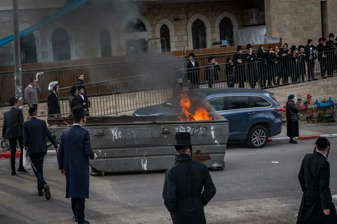 تشريح جثتي طفلين يشعل مظاهرة حاشدة للحريديم في القدس المحتلة