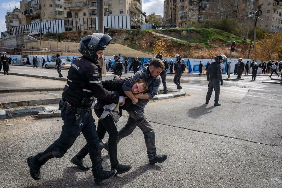 تشريح جثتي طفلين يشعل مظاهرة حاشدة للحريديم في القدس المحتلة