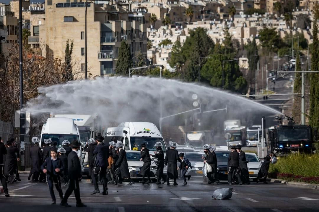 تشريح جثتي طفلين يشعل مظاهرة حاشدة للحريديم في القدس المحتلة