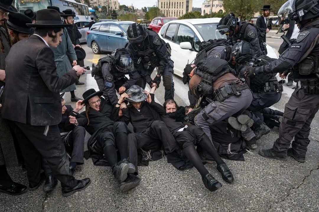 تشريح جثتي طفلين يشعل مظاهرة حاشدة للحريديم في القدس المحتلة