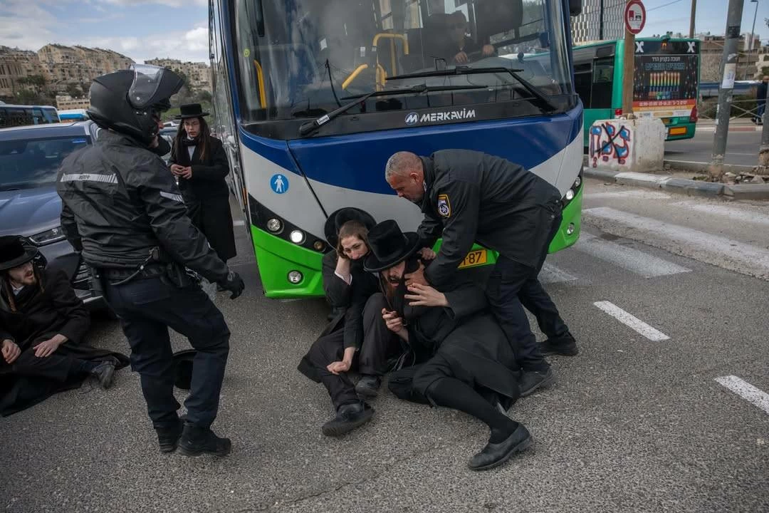 تشريح جثتي طفلين يشعل مظاهرة حاشدة للحريديم في القدس المحتلة